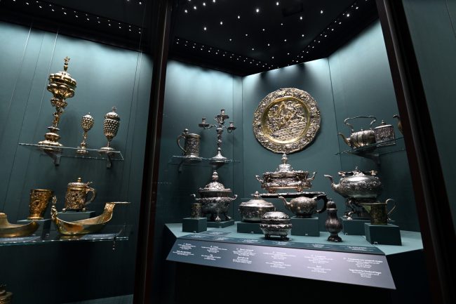 Эрмитаж, галерея Петра Великого, серебряная посуда