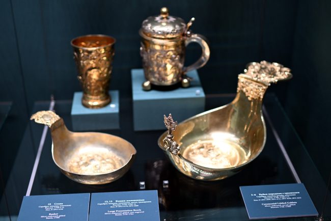 Эрмитаж, галерея Петра Великого, серебряная посуда