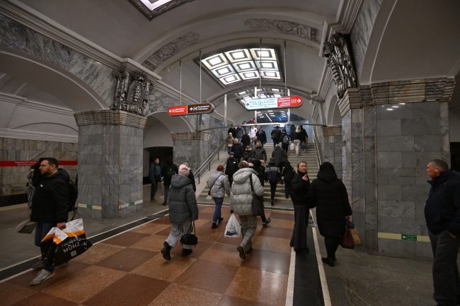 станция метро "Кировский завод", переход на станцию метро "Путиловская"