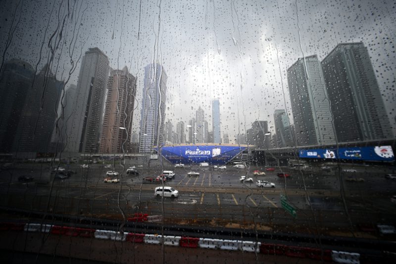 Дубай, ОАЭ, Объединённые арабские эмираты, небоскрёбы, дождь