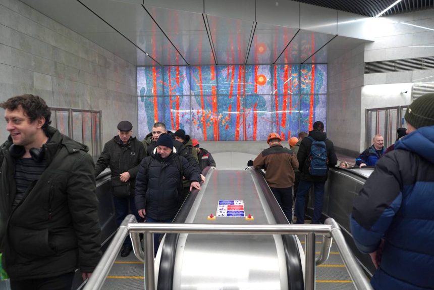 эскалатор, станция метро "Путиловская"