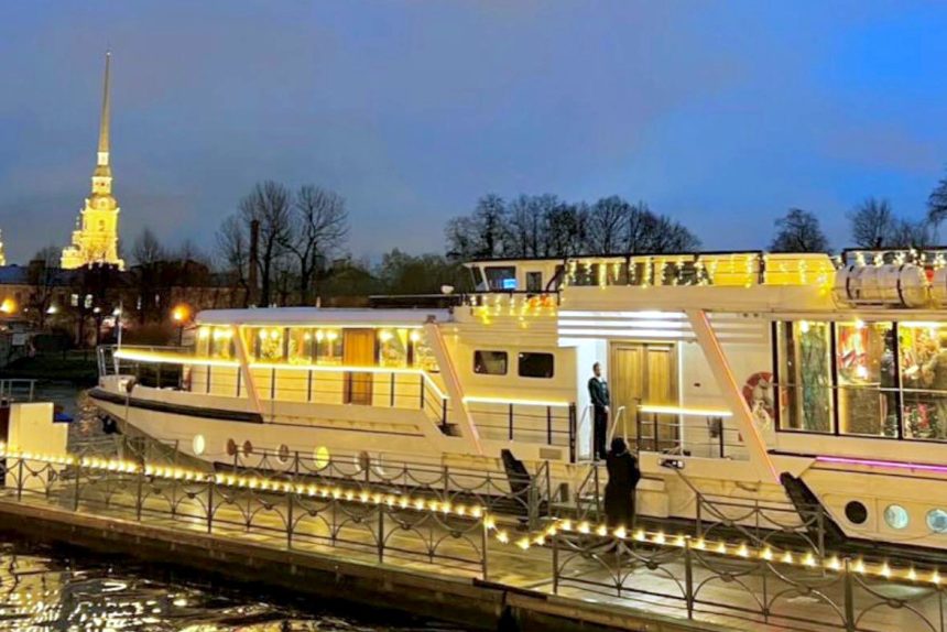 Торосы экскурсии не помеха. Запущен причал для прогулочного судна ледового класса