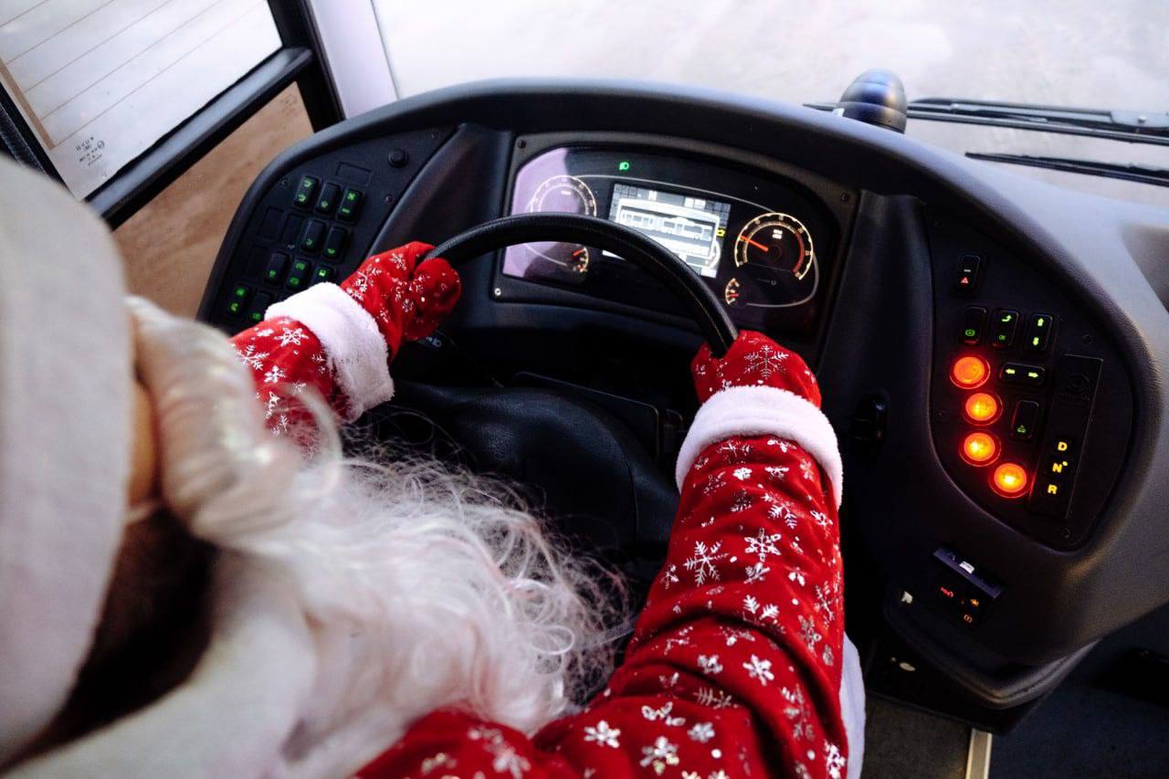 Дед мороз за рулём, общественный транспорт, автобус, новый год