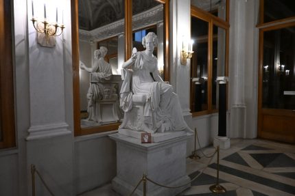 Эрмитаж, статуя императрицы Александры Фёдоровны