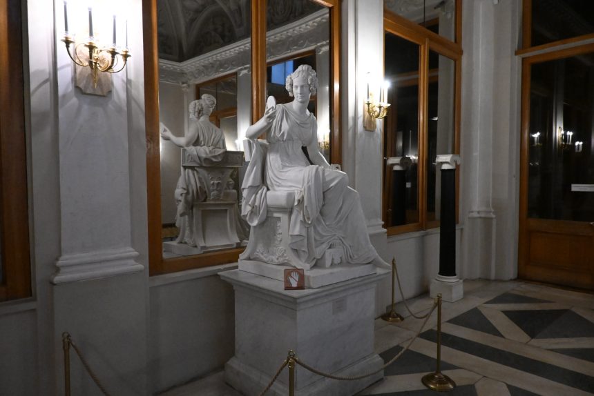 Эрмитаж, статуя императрицы Александры Фёдоровны