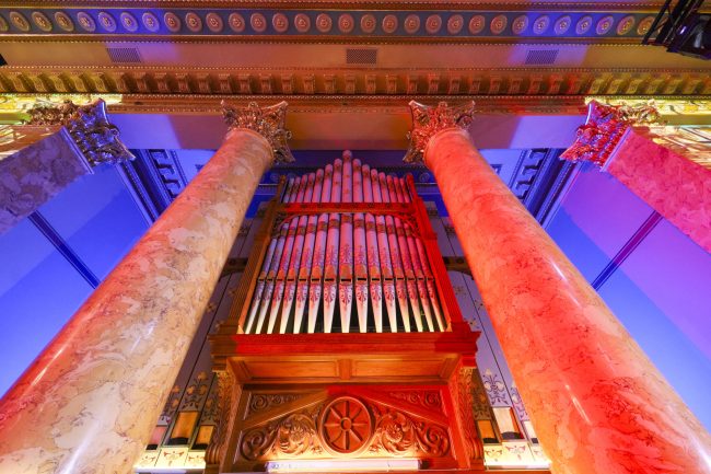 вторая сцена музыкального театра имени Шаляпина, Мюзик-Холл, бывшая англиканская церковь Иисуса Христа, Английская набережная 56, орган