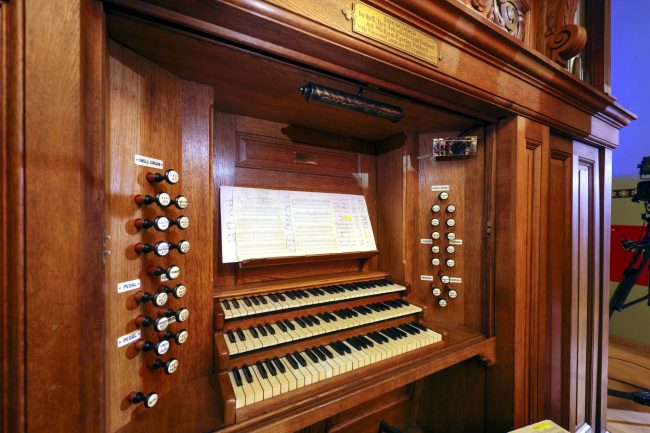 вторая сцена музыкального театра имени Шаляпина, Мюзик-Холл, бывшая англиканская церковь Иисуса Христа, Английская набережная 56, орган