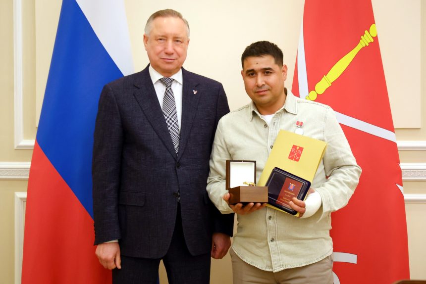 Беглов и дворник Хайрулло Ибадуллаев, награда за спасение ребёнка