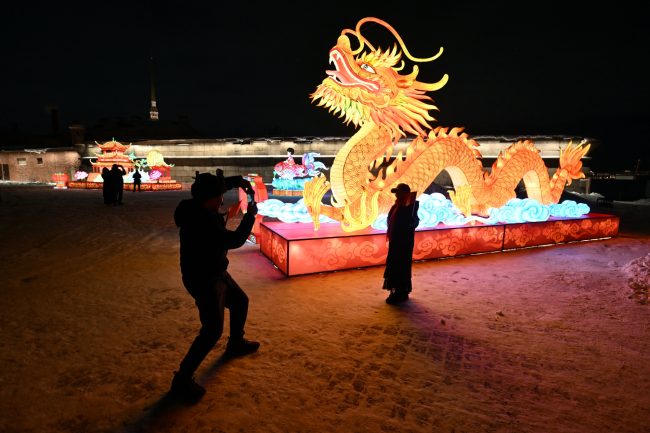световые инсталляции, восточный Новый год, новый год по лунному календарю, год огненной лошади, дракон