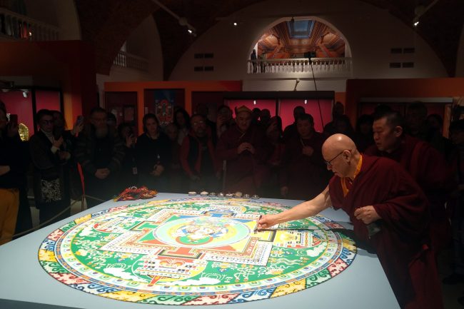 буддийские монахи, буддизм, Буда Бадмаев, Эрмитаж, разрушение мандалы, буддийский ритуал