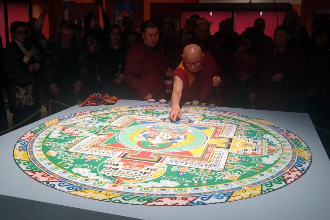 буддийские монахи, буддизм, Буда Бадмаев, Эрмитаж, разрушение мандалы, буддийский ритуал