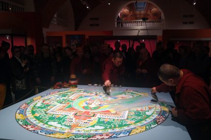 буддийские монахи, буддизм, Буда Бадмаев, Эрмитаж, разрушение мандалы, буддийский ритуал