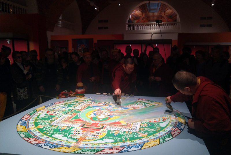 буддийские монахи, буддизм, Буда Бадмаев, Эрмитаж, разрушение мандалы, буддийский ритуал