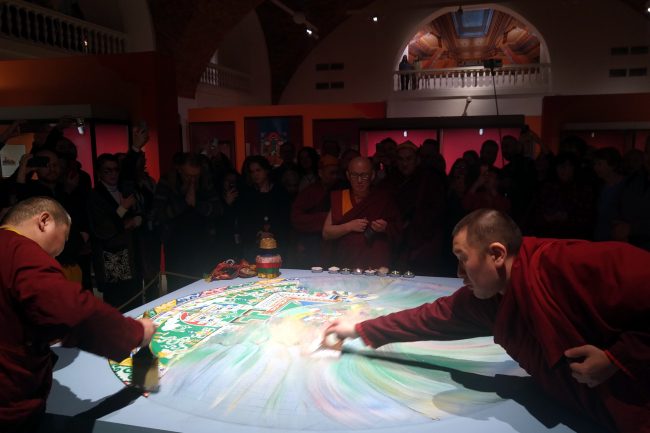 буддийские монахи, буддизм, Буда Бадмаев, Эрмитаж, разрушение мандалы, буддийский ритуал