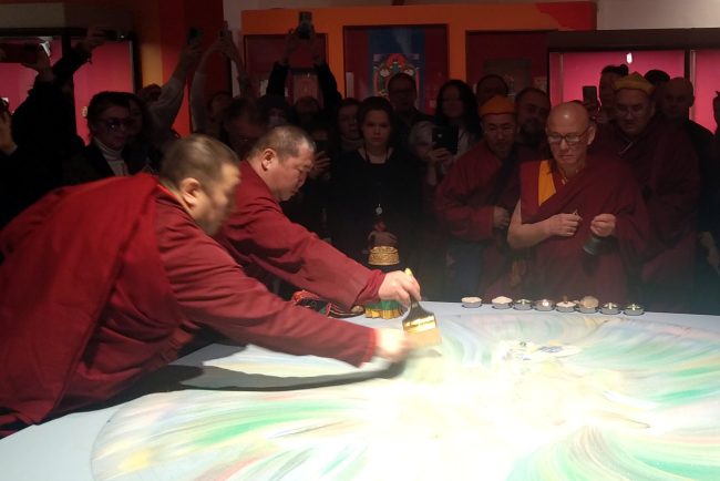 буддийские монахи, буддизм, Буда Бадмаев, Эрмитаж, разрушение мандалы, буддийский ритуал