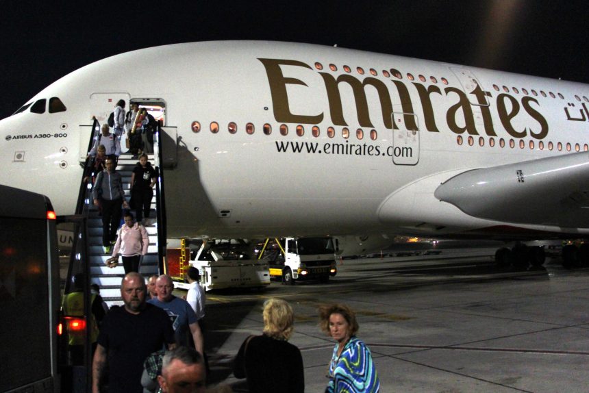 пассажирский самолёт Boeing 777-300, аэропорт Дубай, ОАЭ, Объединённые Арабские эмираты, авиасообщение, пассажиры, авиакомпания Emirates