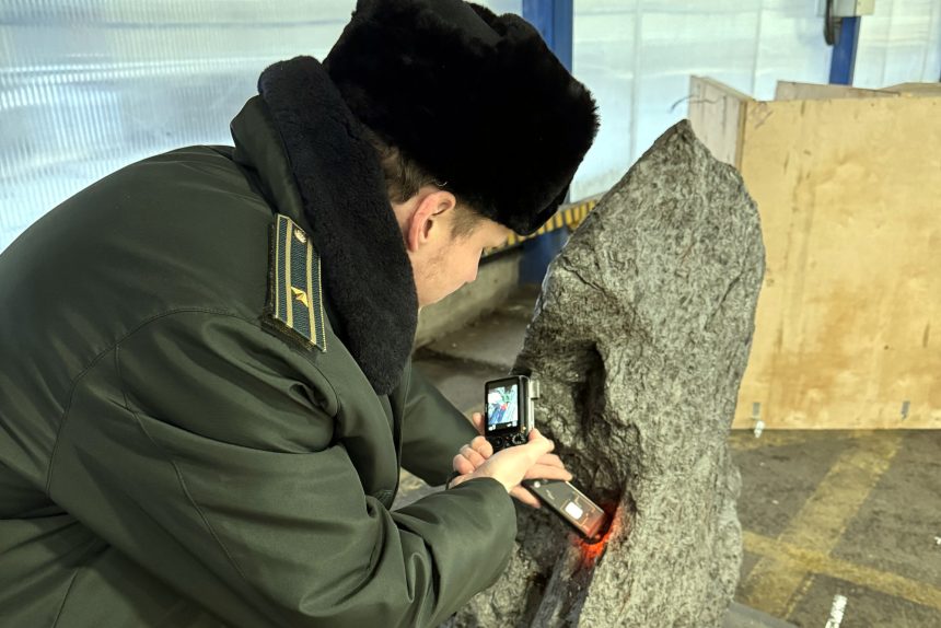 К такому жизнь не готовила... В Петербурге пресекли попытку контрабанды метеорита