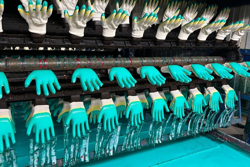 Собранный в Петербурге текстиль будут перерабатывать в новый вид перчаток