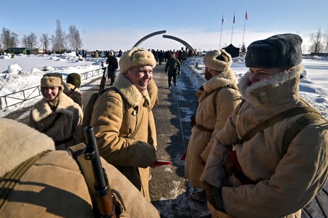 реконструкция автомобильного конвоя Дороги жизни, Ладожское озеро, Ленинградская область, ретроавтомобили, мемориал Дорога жизни, реконструкторы