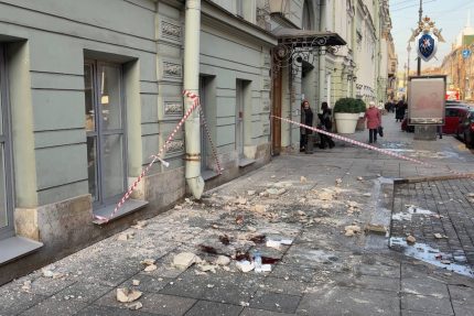 падение лепнины, падение штукатурки, Большая Морская 33