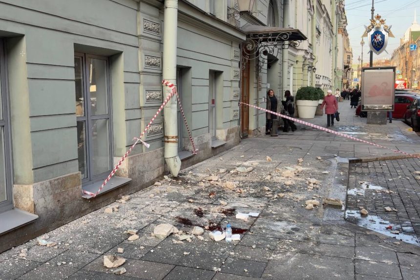 Как страшно гулять по улице. В центре города пешеход травмирован упавшей штукатуркой