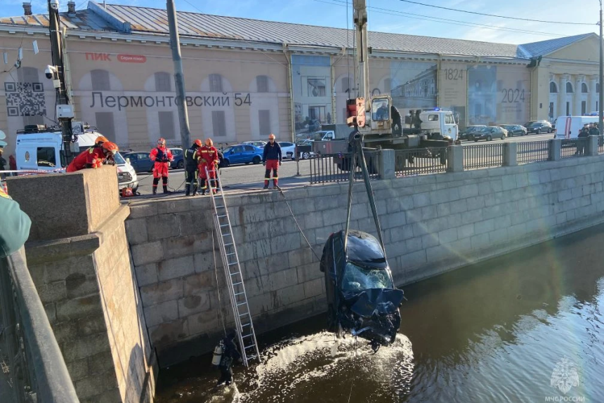 Два человека пострадали при падении легковушки в Обводный канал