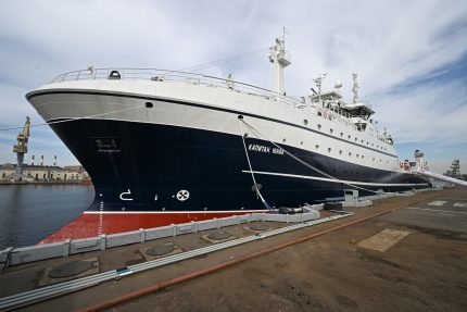 траулер Капитан Юнак, судостроение, Адмиралтейские верфи