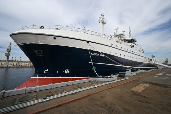 траулер Капитан Юнак, судостроение, Адмиралтейские верфи