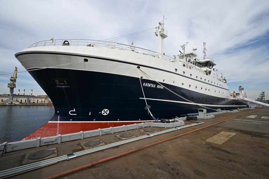 траулер Капитан Юнак, судостроение, Адмиралтейские верфи