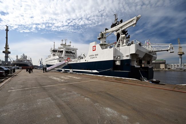 траулер Капитан Юнак, судостроение, Адмиралтейские верфи