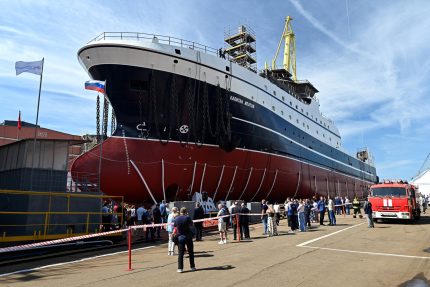 большой морозильный рыболовецкий траулер Капитан Ипатов, Адмиралтейские верфи, судостроение, спуск судна на воду