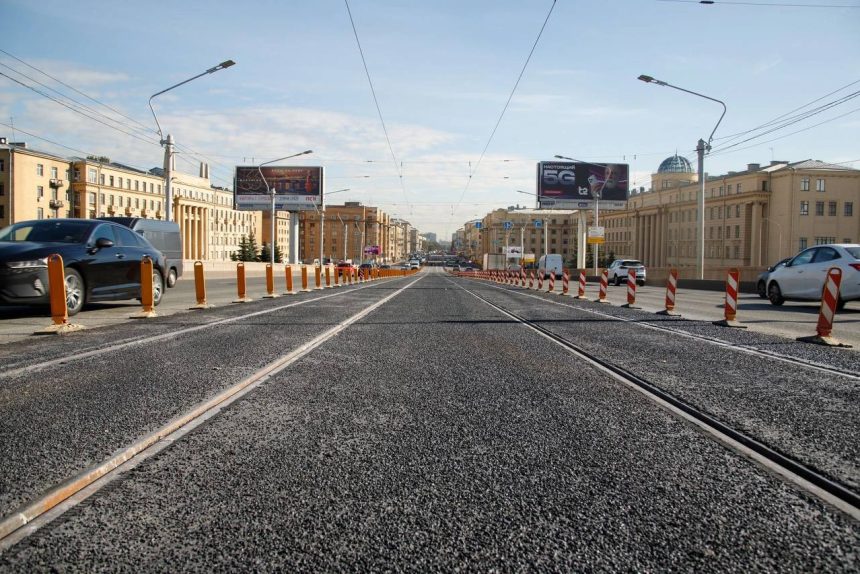 Они уходили недалеко. Возобновилось движение трамваев по мосту Александра Невского
